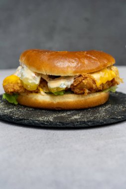 Lezzetli fast food hamburgerleri, Mega Burger kızartması ketçap. Yüksek kalite fotoğraf