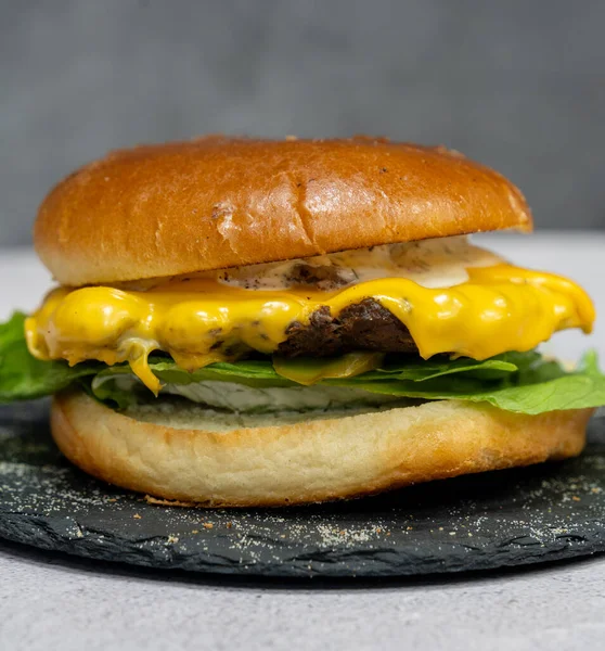 Burger Mit Doppeltem Fleischschnitzel Gamburger Isoliert Auf Weißem Hintergrund Restaurantgericht — Stockfoto