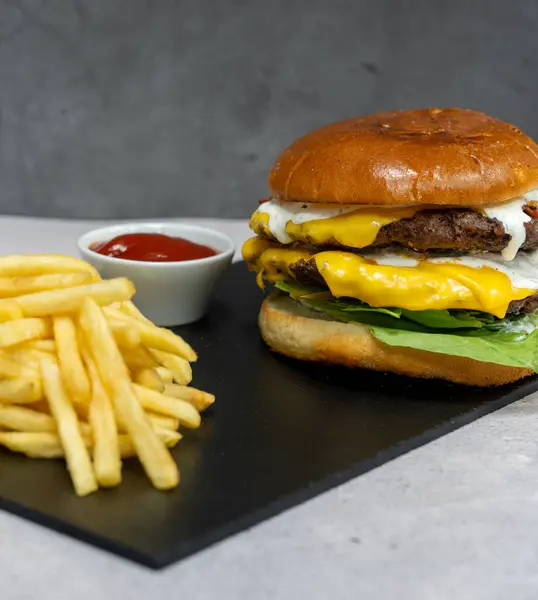 Leckere Fast Food Burger Mega Burger Pommes Ketchup Hochwertiges Foto — Stockfoto