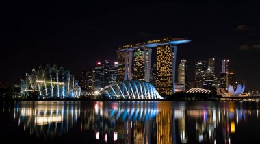 İş sahasındaki Singapur siluetinin canlı bir arka planı. Yüksek kalite fotoğraf