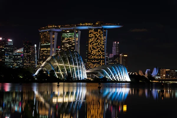 İş sahasındaki Singapur siluetinin canlı bir arka planı. Yüksek kalite fotoğraf