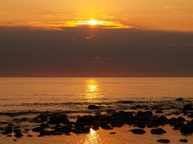 Baltık Denizi Sahili 'nde gün batımı. Yüksek kalite fotoğraf