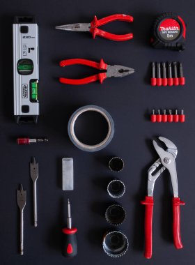 Çalışma araçları siyah arkaplanda izole. Tamir ve inşaat için kauçuk siyah ve kırmızı saplı el aletleri yeni set, afiş