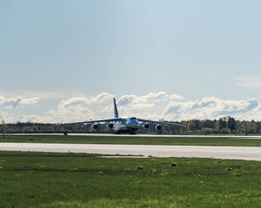 AN 124, Ruslan, Antonov Aircraft Tallinn Havalimanı 'nda bulunan büyük, stratejik ve dört motorlu bir hava taşımacısıdır. Yüksek kalite fotoğraf