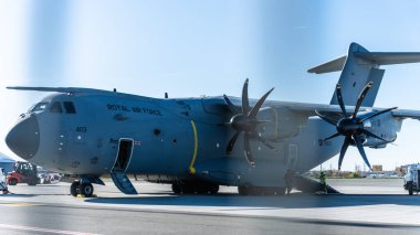 Airbus A400M Atlas Tallinn Havaalanı 'nda. Avrupa dört motorlu turboprop askeri nakliye uçağı. Yüksek kalite fotoğraf