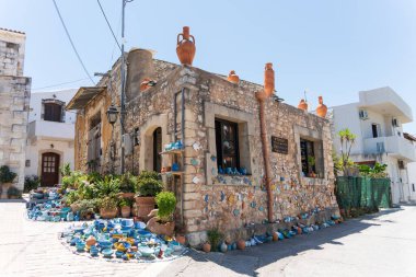 Yunanistan 'ın Girit kentindeki el yapımı seramikleriyle ünlü geleneksel Margarit köyü. Yüksek kalite fotoğraf