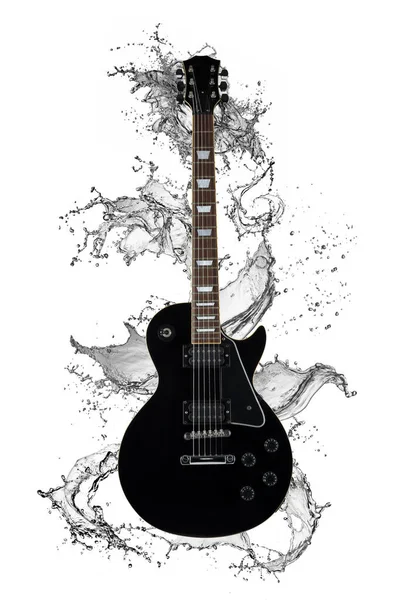 Sıçrarken Siyah Gitar Izole Edilmiş Beyaz Zemin Üzerinde Yüzüyor — Stok fotoğraf