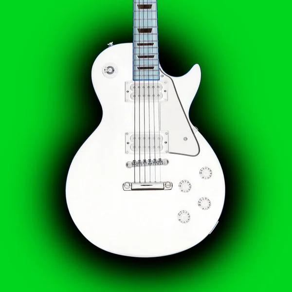 Чорна Гітара Обернулася Перетворилася Білу Гітару Ізольовану Зеленому Фоні Затемнення — стокове фото