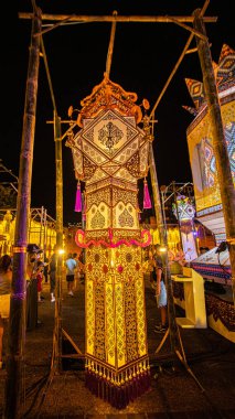 Loi Krathong geleneği sırasında 11 Kasım 2021 'de Chiang Mai Tayland Fener Festivali' nde önemli yerlerde dekore edilmiş el yapımı fenerler sergilenir..