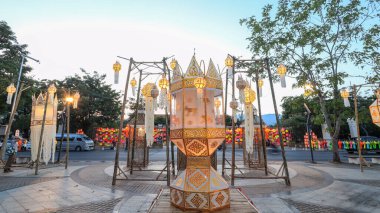 Loi Krathong geleneği sırasında 11 Kasım 2021 'de Chiang Mai Tayland Fener Festivali' nde önemli yerlerde dekore edilmiş el yapımı fenerler sergilenir..