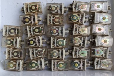 Elektrik devrelerini birbirine bağlayan elektronik bir cihaz olan rölenin içindeki alaşımdan gümüş çıkarılmadan önce değerli metallerin taranması için depolanan röle cihazı.