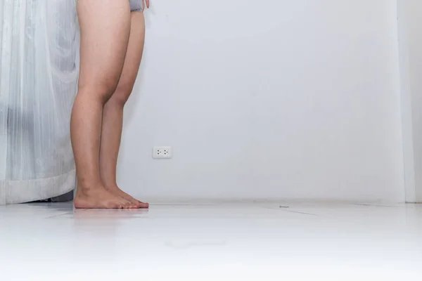 Eine Frau Untersucht Ihre Schenkel Und Hüften Nachdem Sie Diätpillen — Stockfoto