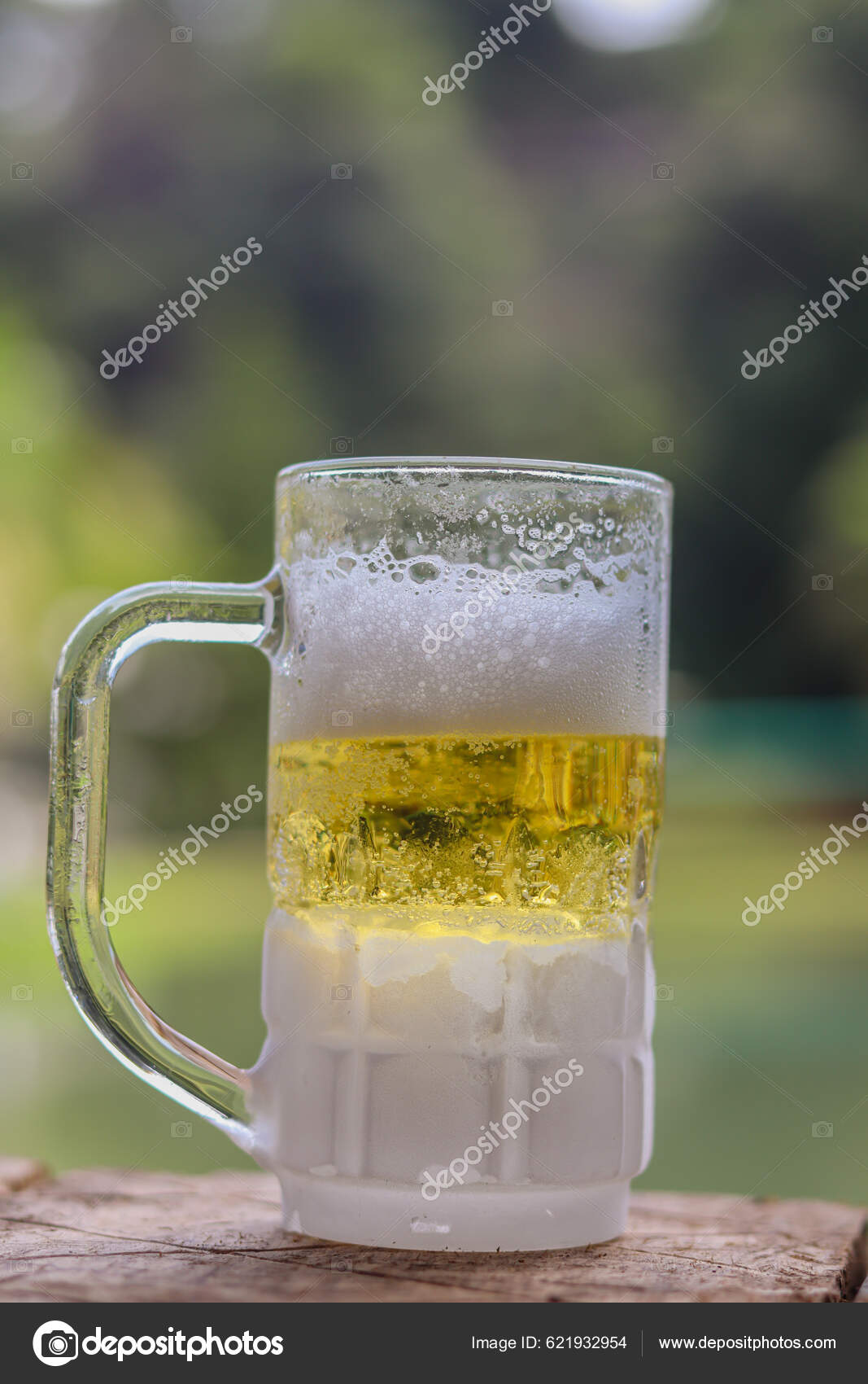 https://st5.depositphotos.com/37003820/62193/i/1600/depositphotos_621932954-stock-photo-golden-draft-beer-served-chilled.jpg
