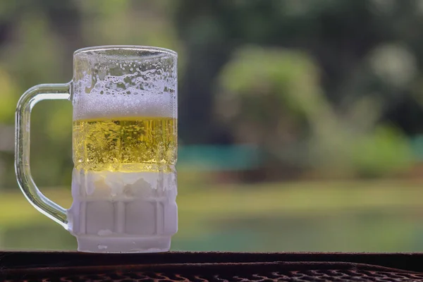 The golden draft beer is served in a chilled glass until the ice sticks to the glass, allowing the beer to stay colder for longer and keeping the beer\'s flavor stable for a longer period of time.