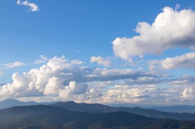 Doğa manzaraları ve akşam gökyüzünün güzel renkleri gökyüzüne güzel ve huzurlu bir zemin sağlar. Metin için kopyalama alanı olan basit bir gökyüzü arkaplanı.