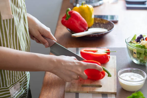 Young Woman Prepares Bell Peppers Her Breakfast Ready Healthy Meal — Foto de Stock