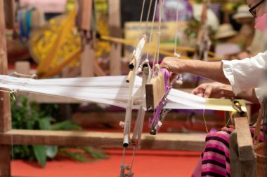 Dokuma tezgahı, antik zamanlarda dokuma işleri için doğal liflerle örülmüş ve insanlar arasında popüler olan bir el dokuma tezgahıdır. Çünkü doğal liflerden dokuma yapmak oldukça uzun zaman alır..