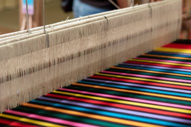 Dokuma tezgahı, antik zamanlarda dokuma işleri için doğal liflerle örülmüş ve insanlar arasında popüler olan bir el dokuma tezgahıdır. Çünkü doğal liflerden dokuma yapmak oldukça uzun zaman alır..