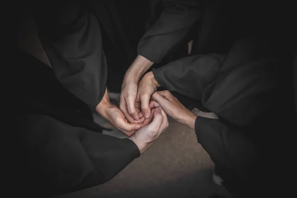 Wiele Rąk Które Łączą Ręce Jest Symbolem Zespołu Biznesmenów Inwestorów — Zdjęcie stockowe