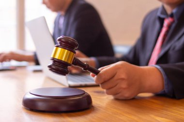 Avukatlar hukuki tartışmalar yapıyorlar. Tahta klavyeyi çalmak için yargıç tokmağını ellerinde tutuyorlar. Yargı sürecinde yargıçların saflığı ve adilliği için hukuk danışmanı.