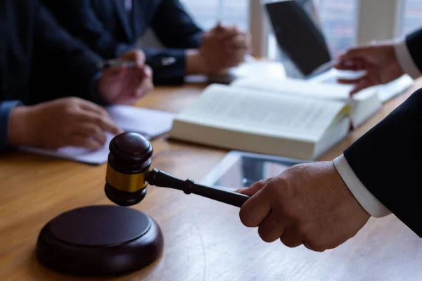 Equipe Advogados Que Têm Discussão Legal Segurando Juízes Martelo Suas — Fotografia de Stock