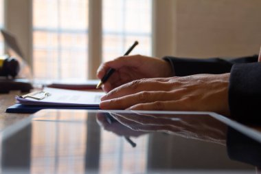 Ticaret belgeleri ve ortak girişim belgeleri, imzalanacak belgelerin imzalanması için yasal danışma bürosu içinde birlikte imzalanması için yatırımcılara sunuluyor..