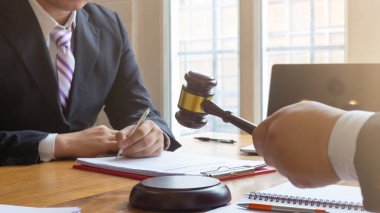 Ticaret belgeleri ve ortak girişim belgeleri, imzalanacak belgelerin imzalanması için yasal danışma bürosu içinde birlikte imzalanması için yatırımcılara sunuluyor..