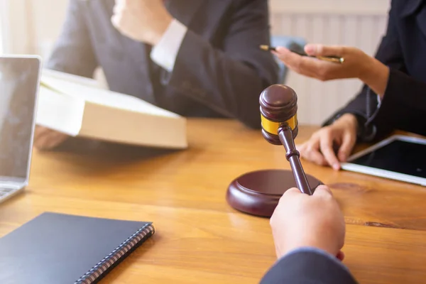 Equipo Abogados Teniendo Discusión Legal Sosteniendo Jueces Mazo Sus Manos —  Fotos de Stock