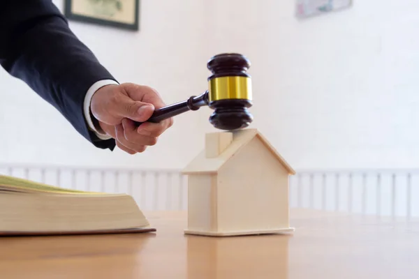 Real Estate Auctioneer Holds Gavel His Hand Knock Real Estate — Stock Photo, Image