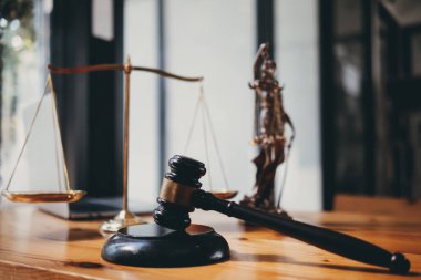 Tahta yargıç tokmağı, hukuk davalarında adalet, yargı sistemi ve hakimlerle sosyal adalet kavramının kullanımı için bir sembol olarak masaya koydu. Davaları adaletle yargılama konsepti.