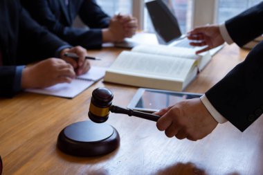 Avukatlar hukuki tartışmalar yapıyorlar. Tahta klavyeyi çalmak için yargıç tokmağını ellerinde tutuyorlar. Yargı sürecinde yargıçların saflığı ve adilliği için hukuk danışmanı.