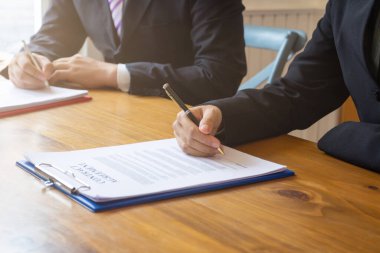 Ticaret belgeleri ve ortak girişim belgeleri, imzalanacak belgelerin imzalanması için yasal danışma bürosu içinde birlikte imzalanması için yatırımcılara sunuluyor..