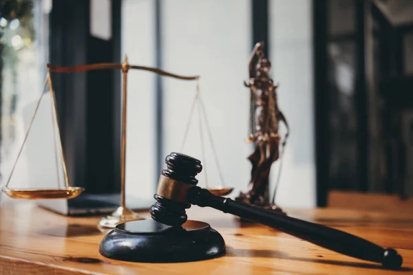 Hölzerne Richtergabel Auf Dem Tisch Als Symbol Der Gerechtigkeit Für — Stockfoto