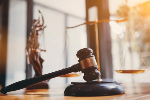 木制法官架在桌上作为公正的象征 与法官一起用于法律案件 司法系统以及公民权利和社会正义概念 司法裁判诉讼的立法概念 — 图库照片