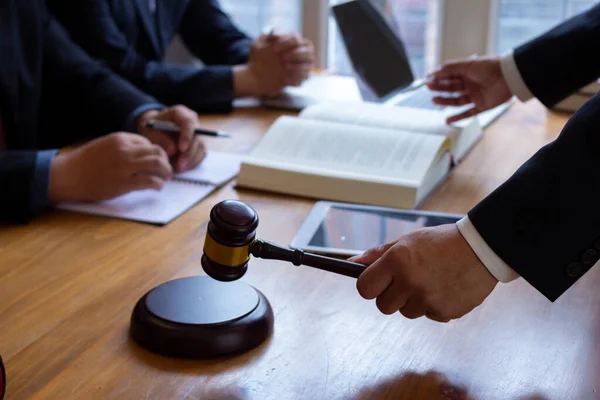 Equipe Advogados Que Têm Discussão Legal Segurando Juízes Martelo Suas — Fotografia de Stock