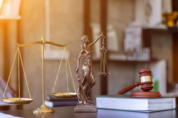 Drewniane Młotek Sędzia Stole Jako Symbol Sprawiedliwości Stosowania Sprawach Sądowych — Zdjęcie stockowe
