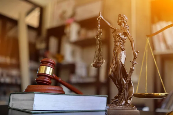 木製の裁判官は 裁判官との司法制度と公民権と社会正義の概念で使用するための正義の象徴としてテーブルの上にギャベル 正義をもって訴訟を判断する法律の概念 — ストック写真