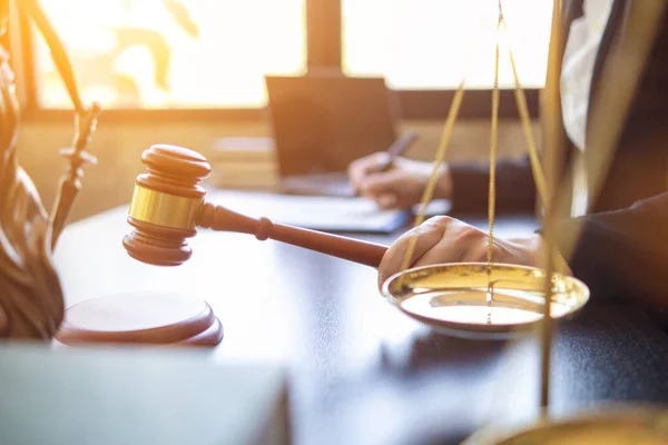 Dřevěný Soudce Kladívko Stole Jako Symbol Spravedlnosti Pro Použití Právních — Stock fotografie