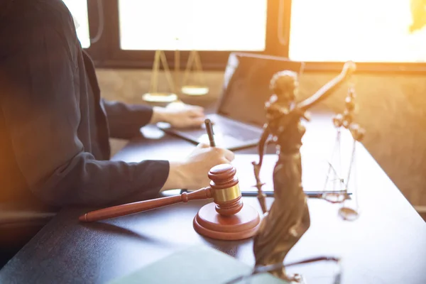 Dřevěný Soudce Kladívko Stole Jako Symbol Spravedlnosti Pro Použití Právních — Stock fotografie