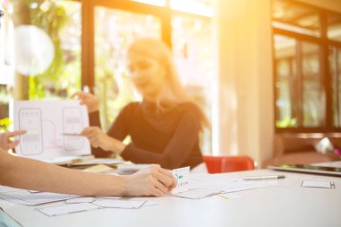 Mobil uygulama geliştiricileri telefon ekranındaki görüntüyü sorunsuz yapmak için bir ux ui sistemi tasarlıyorlar çünkü cep telefonundaki ux ui sistemi çeşitli uygulamaların işleyişini etkiliyor..