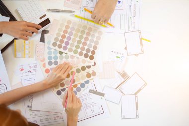 Mobil uygulama geliştiricileri telefon ekranındaki görüntüyü sorunsuz yapmak için bir ux ui sistemi tasarlıyorlar çünkü cep telefonundaki ux ui sistemi çeşitli uygulamaların işleyişini etkiliyor..