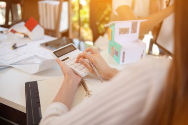 Mühendisler ve tasarımcılar evin planının ve inşaat programının planlandığı gibi tamamlanmasını tartışıyorlar. Profesyonel mühendis ve tasarımcılardan oluşan bir ekiple ev yapımı fikirleri.