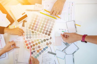 Mobil uygulama geliştiricileri telefon ekranındaki görüntüyü sorunsuz yapmak için bir ux ui sistemi tasarlıyorlar çünkü cep telefonundaki ux ui sistemi çeşitli uygulamaların işleyişini etkiliyor..