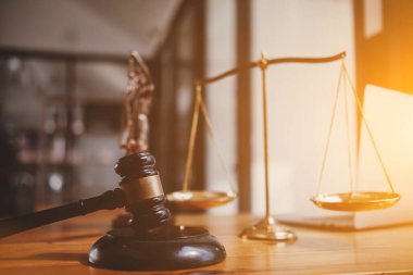 Tahta yargıç tokmağı, hukuk davalarında adalet, yargı sistemi ve hakimlerle sosyal adalet kavramının kullanımı için bir sembol olarak masaya koydu. Davaları adaletle yargılama konsepti.