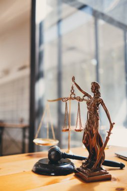 Pirinç mahkeme terazileri, estetik nedenlerle hukuk müşavirliği ofisindeki bir masayı dekore etmek için kullanılır çünkü pirinç mahkeme terazileri adaletin sembolüdür. Hukuk danışmanı kavramı.