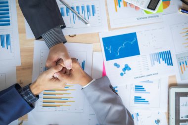  Bir grup işadamı ve yatırımcı, pazarın son çeyrekteki başarısını görüşmek üzere bir araya geldiler. Bir pazarlama danışmanlık ekibi kurma ve takım olarak çalışma fikri başarılı oldu..