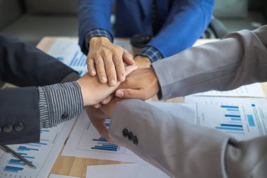  Bir grup işadamı ve yatırımcı, pazarın son çeyrekteki başarısını görüşmek üzere bir araya geldiler. Bir pazarlama danışmanlık ekibi kurma ve takım olarak çalışma fikri başarılı oldu..