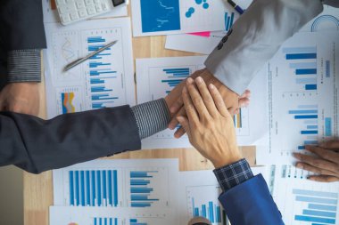  Bir grup işadamı ve yatırımcı, pazarın son çeyrekteki başarısını görüşmek üzere bir araya geldiler. Bir pazarlama danışmanlık ekibi kurma ve takım olarak çalışma fikri başarılı oldu..