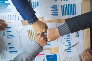  Bir grup işadamı ve yatırımcı, pazarın son çeyrekteki başarısını görüşmek üzere bir araya geldiler. Bir pazarlama danışmanlık ekibi kurma ve takım olarak çalışma fikri başarılı oldu..