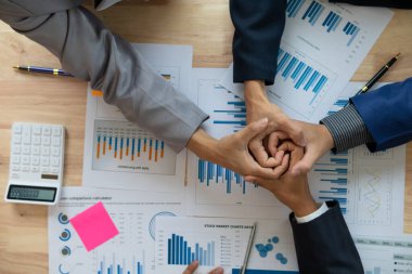  Bir grup işadamı ve yatırımcı, pazarın son çeyrekteki başarısını görüşmek üzere bir araya geldiler. Bir pazarlama danışmanlık ekibi kurma ve takım olarak çalışma fikri başarılı oldu..